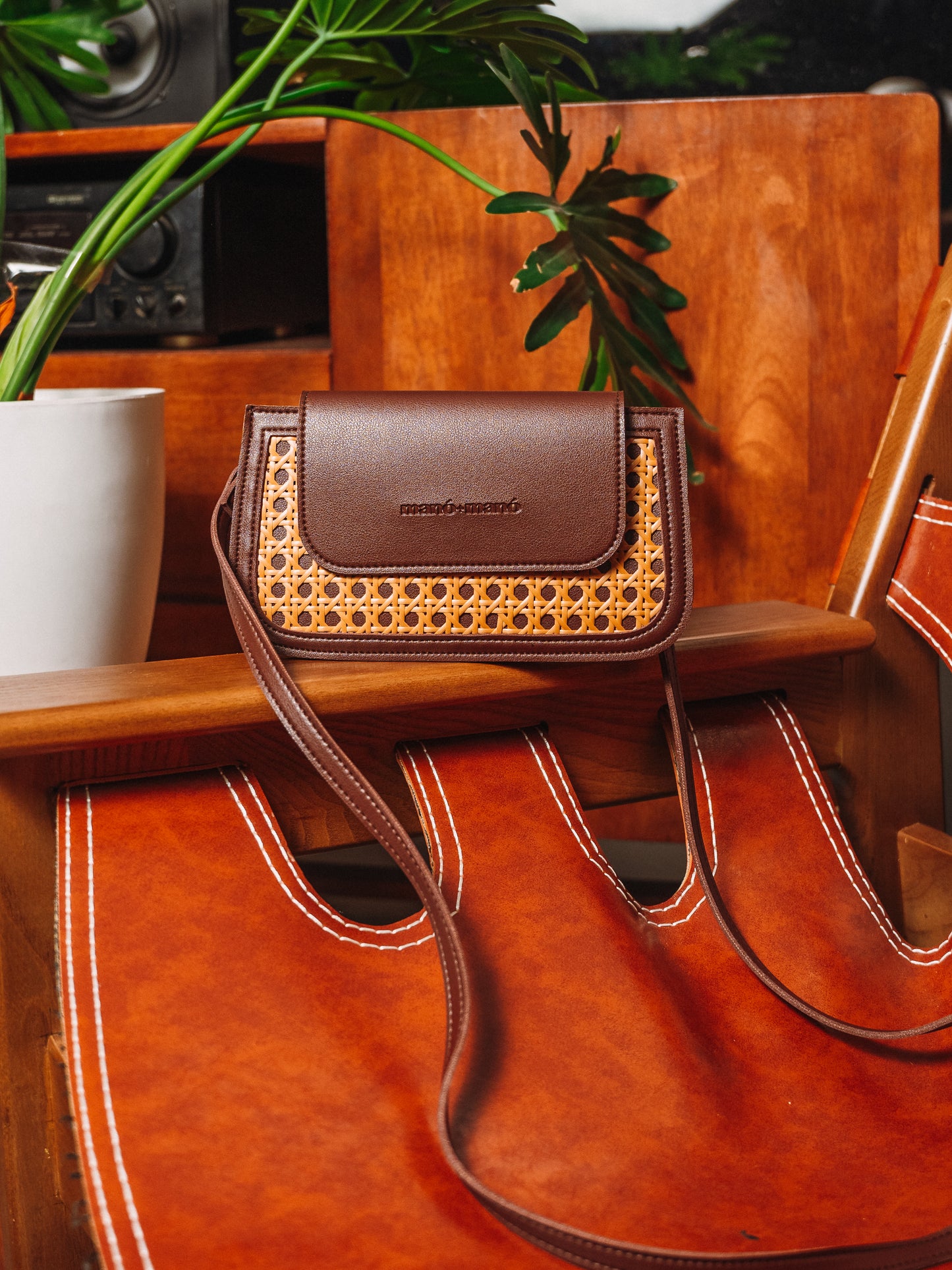 The Manó-Manó® "Pochetta" Crossbody Pouch Wallet in Cacao/Natural