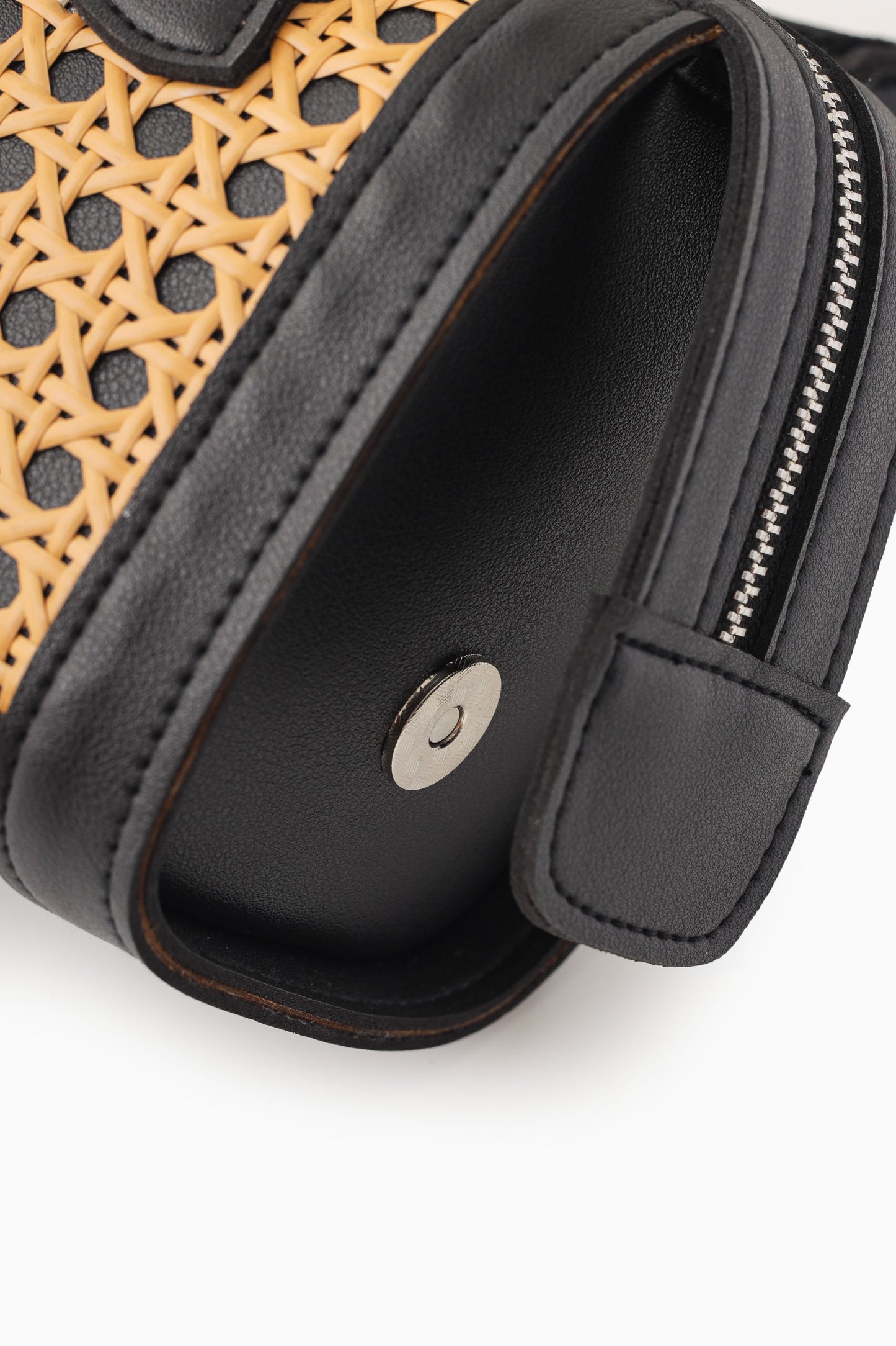 The Manó-Manó® "Bóveda" Barrel Bag in Black/Natural