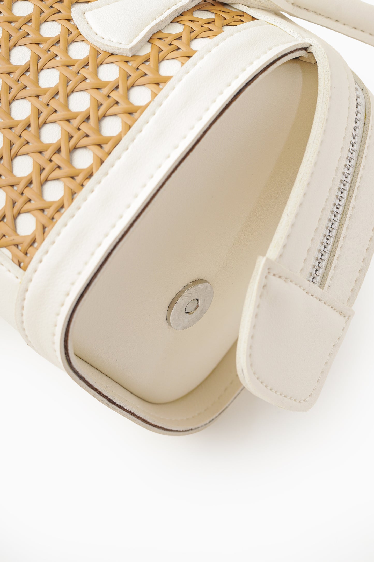 The Manó-Manó® "Bóveda" Barrel Bag in White/Natural