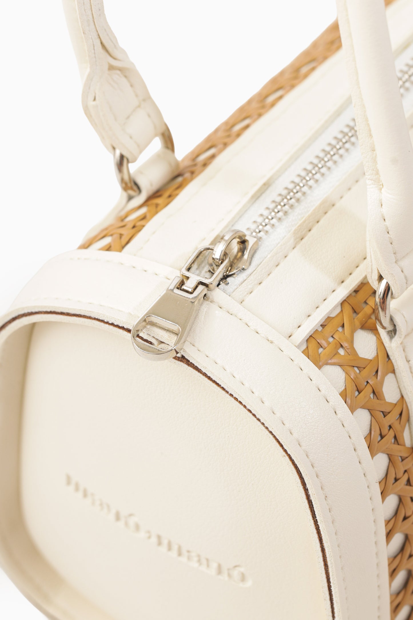 The Manó-Manó® "Bóveda" Barrel Bag in White/Natural