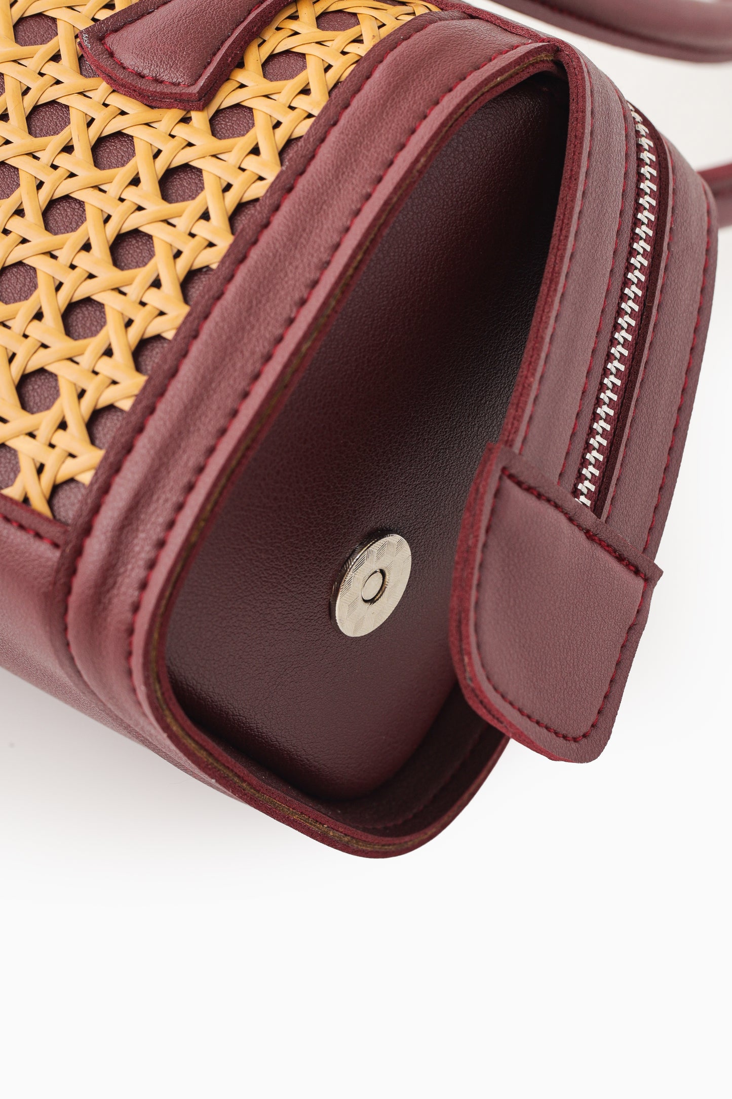The Manó-Manó® "Bóveda" Barrel Bag in Burgundy/Natural