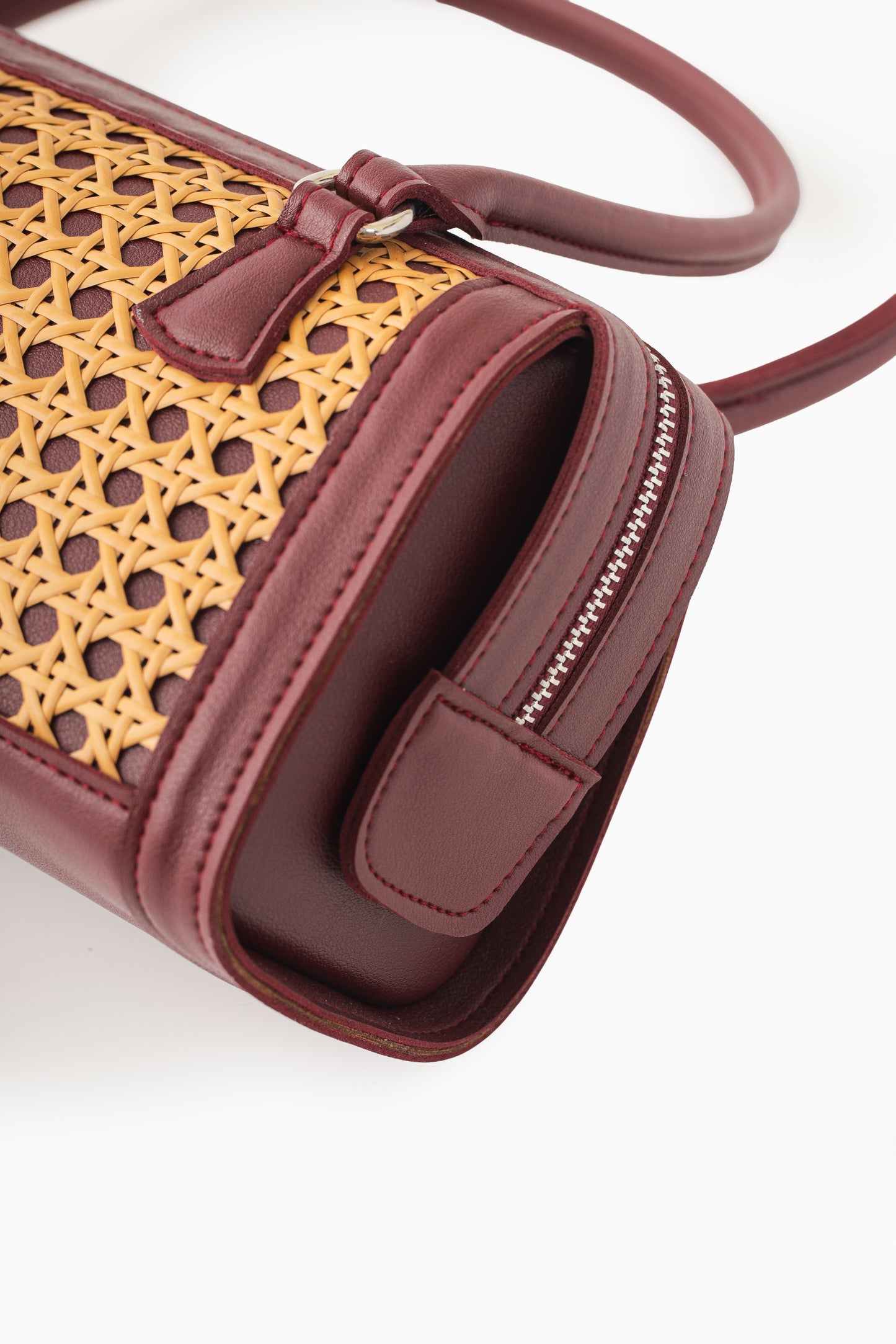 The Manó-Manó® "Bóveda" Barrel Bag in Burgundy/Natural