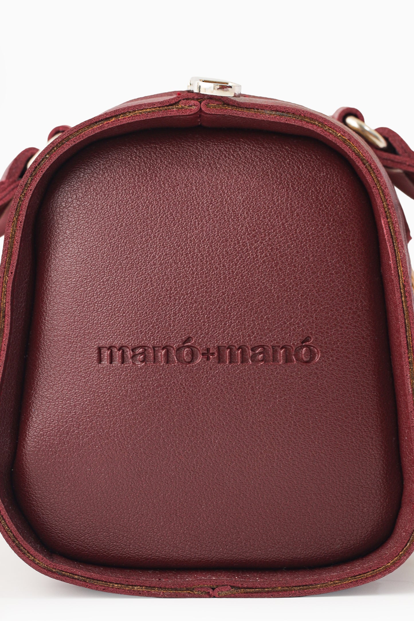 The Manó-Manó® "Bóveda" Barrel Bag in Burgundy/Natural