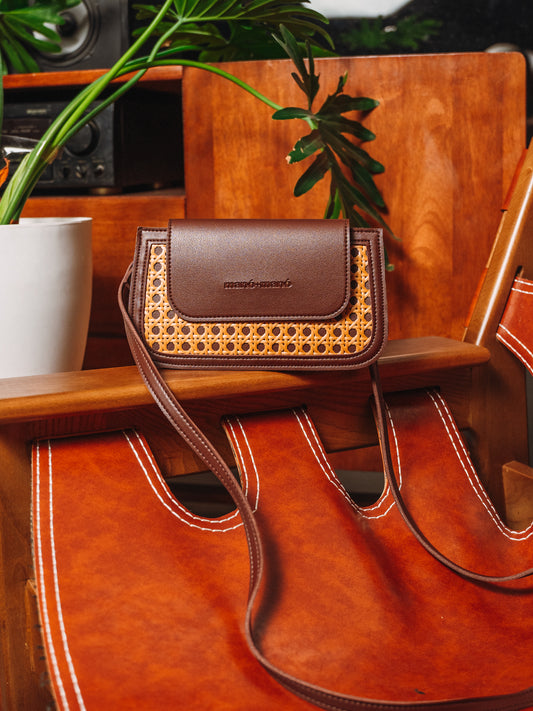 The Manó-Manó® "Pochetta" Crossbody Pouch Wallet in Cacao/Natural