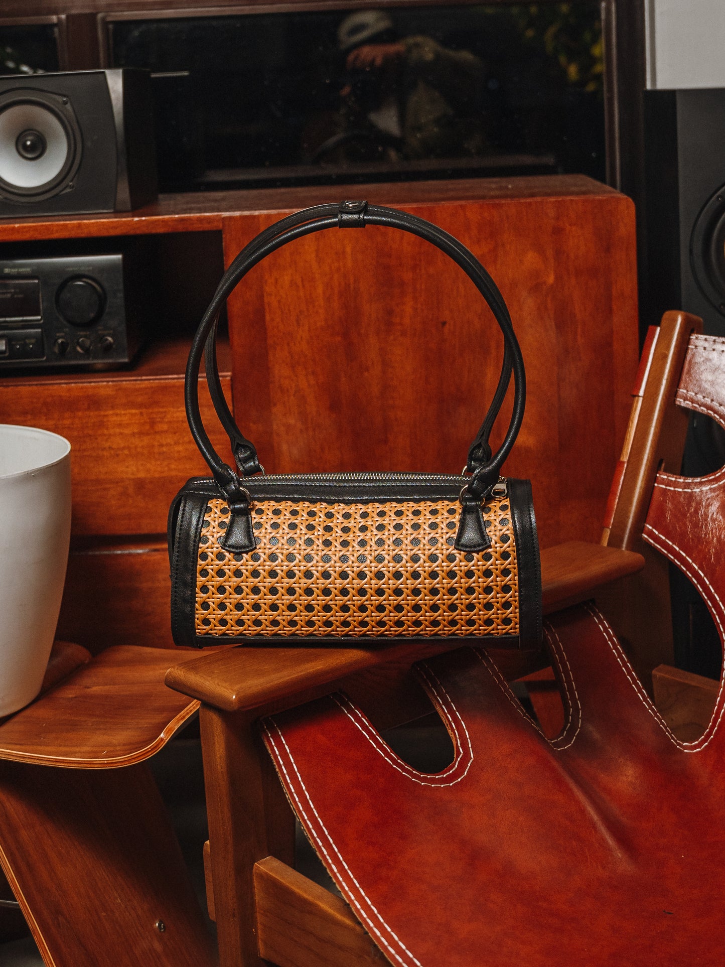 The Manó-Manó® "Bóveda" Barrel Bag in Black/Natural