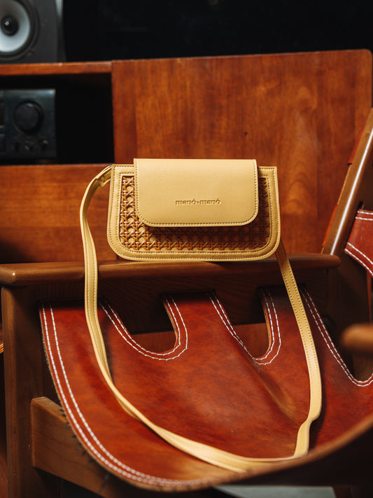 The Manó-Manó® "Pochetta" Crossbody Pouch Wallet in Buttercream/Natural