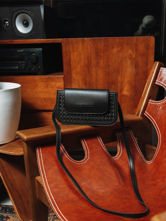 The Manó-Manó® "Pochetta" Crossbody Pouch Wallet in Black/Black