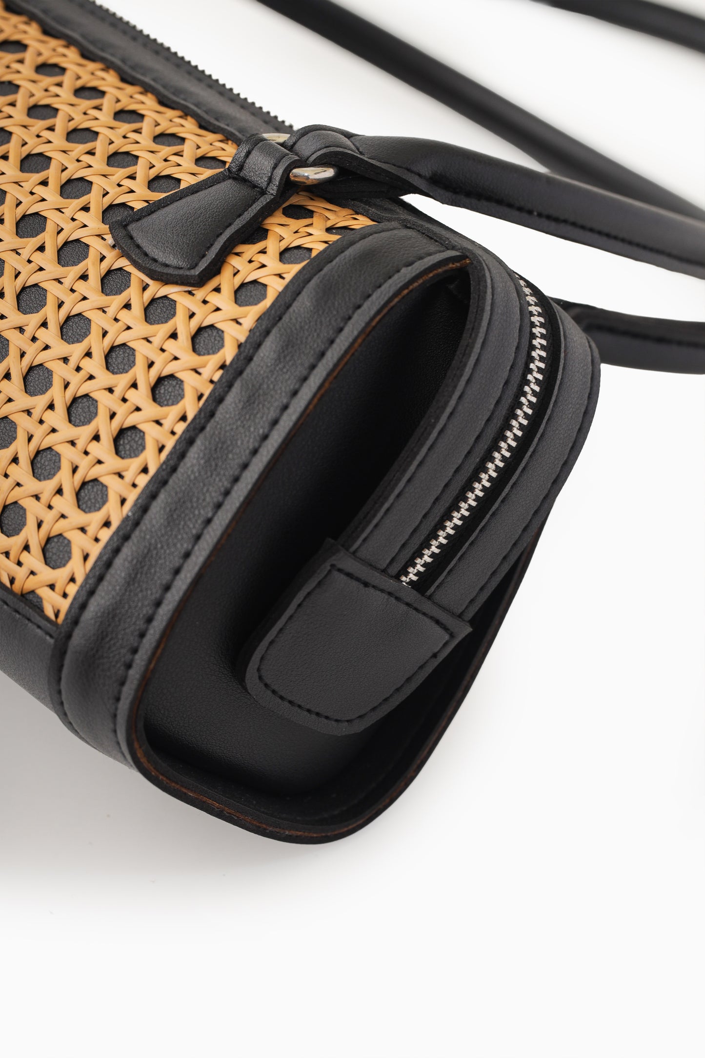 The Manó-Manó® "Bóveda" Barrel Bag in Black/Natural