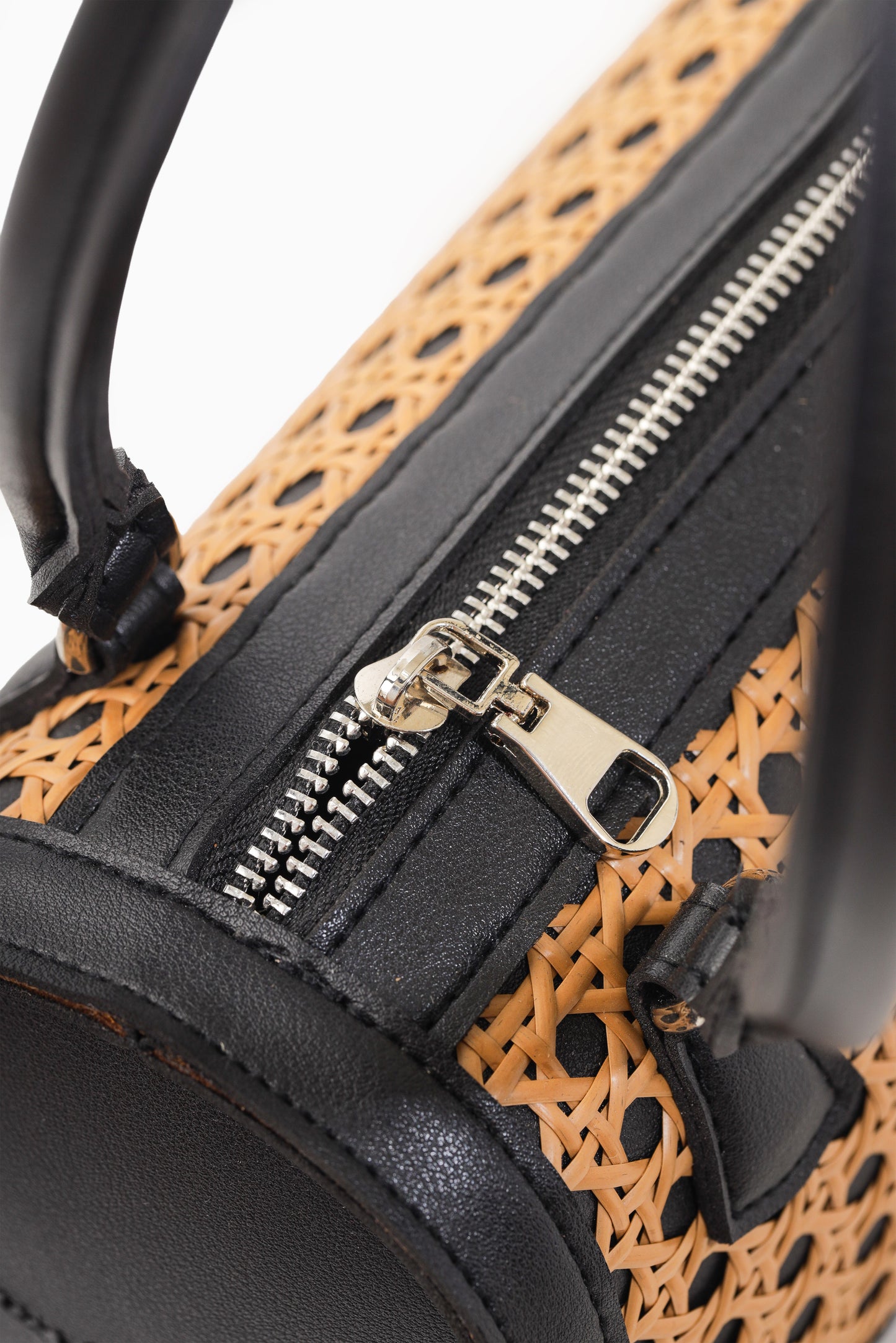 The Manó-Manó® "Bóveda" Barrel Bag in Black/Natural