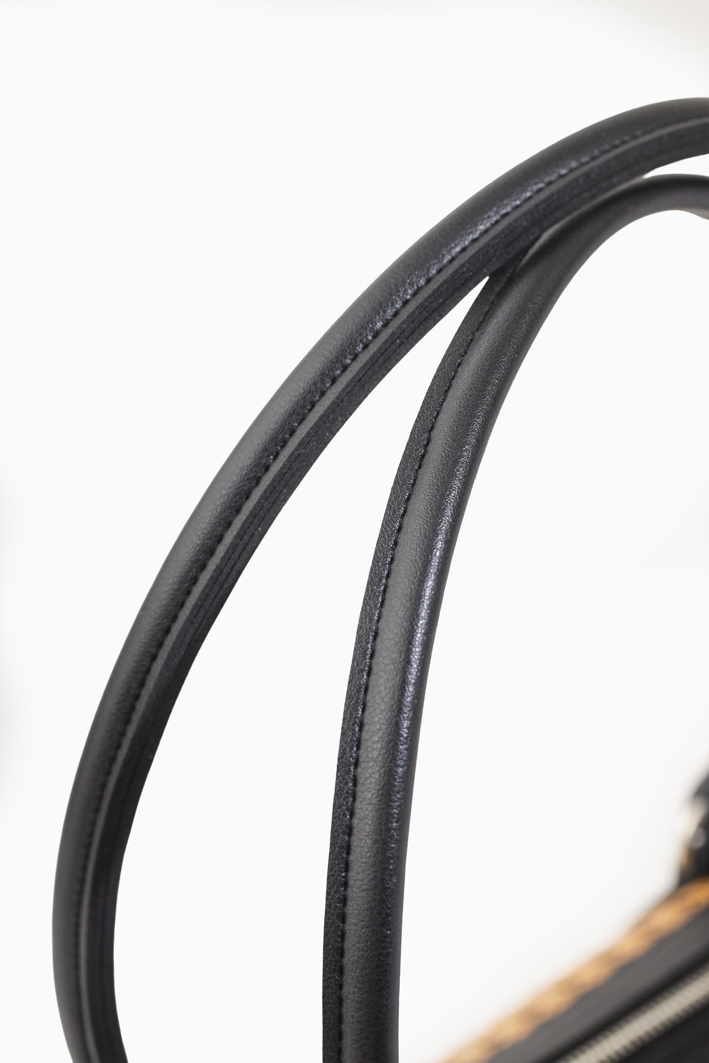 The Manó-Manó® "Bóveda" Barrel Bag in Black/Natural
